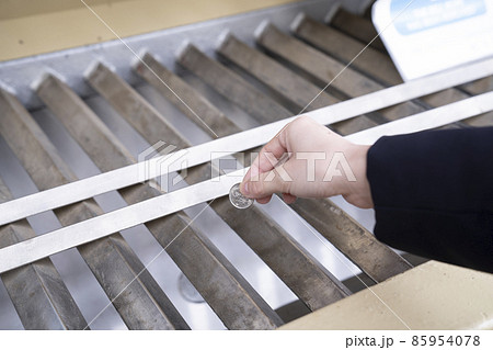 神社でお賽銭を入れる手 85954078