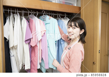 クローゼットを片付ける女性 85956928
