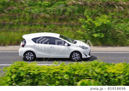 自動車イメージ　走る車を流し撮り　トヨタアクア 85958696