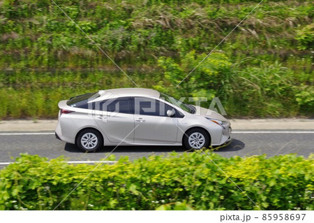 自動車イメージ　走る車を流し撮り　トヨタプリウス 85958697
