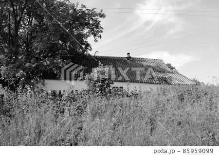 Beautiful old abandoned building farm house in countryside 85959099