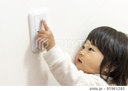 照明のスイッチを押す赤ちゃん(1歳6か月、女の子、日本人) 照明のスイッチを押す赤ちゃん(1歳6か月、女の子、日本人) 85961283