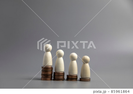 Miniature people standing on piles of different heights of coins. The concepts of person and wealth. investment and teamwork growth 85961864