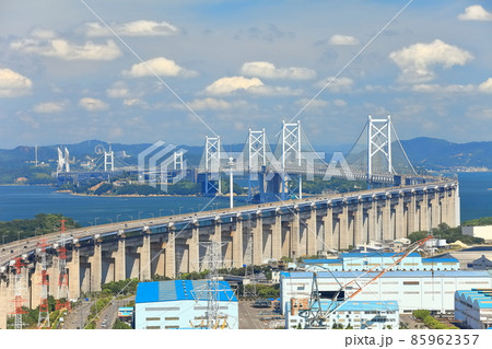 【香川県】晴天下の瀬戸大橋と番の州工業地帯 【香川県】晴天下の瀬戸大橋と番の州工業地帯 85962357