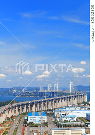 【香川県】晴天下の瀬戸大橋と番の州工業地帯 85962359