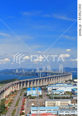 【香川県】晴天下の瀬戸大橋と番の州工業地帯 85962360