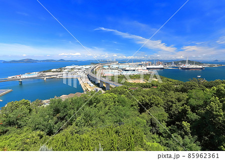 【香川県】晴天下の瀬戸大橋と番の州工業地帯 【香川県】晴天下の瀬戸大橋と番の州工業地帯 85962361