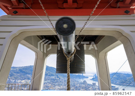 尾道の市街を見下ろす千光寺鐘築堂 85962547