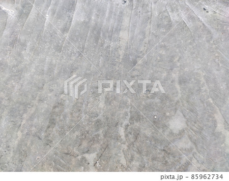 凍結した駐車場のコンクリートの路面 凍結した駐車場のコンクリートの路面 85962734