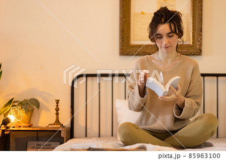 ベッドで読書する女性 85963100