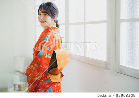赤い小紋の女性　 85963209