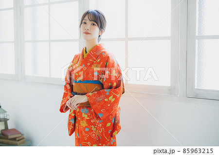 赤い小紋の女性　 85963215
