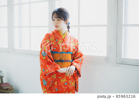 赤い小紋の女性　 85963216