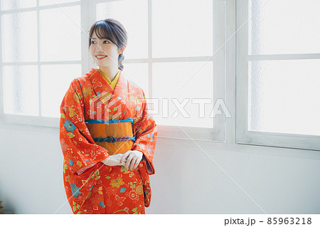 赤い小紋の女性 赤い小紋の女性 85963218