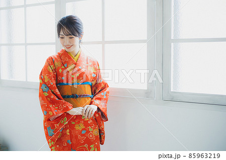 赤い小紋の女性　 85963219