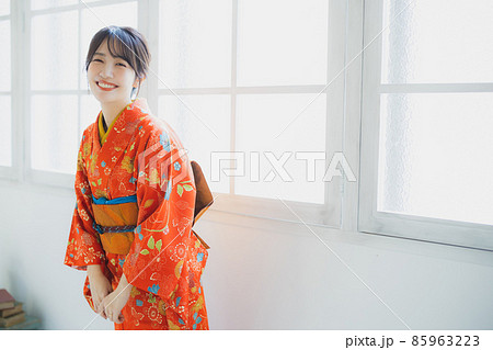 赤い小紋の女性 赤い小紋の女性 85963223