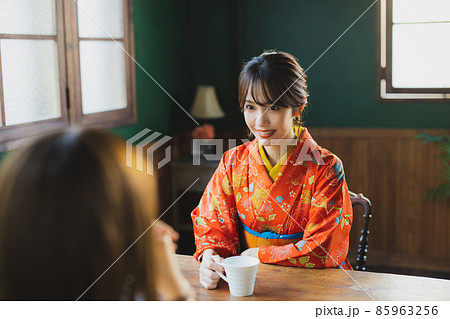 カフェの着物の女性 85963256