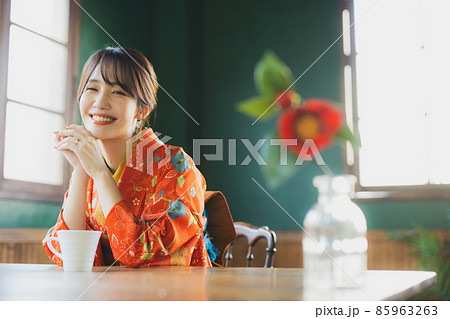 カフェの着物の女性 カフェの着物の女性 85963263