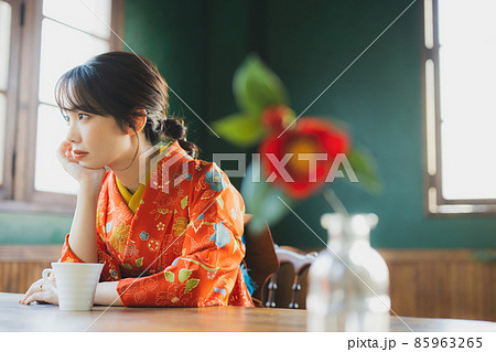 カフェの着物の女性 85963265