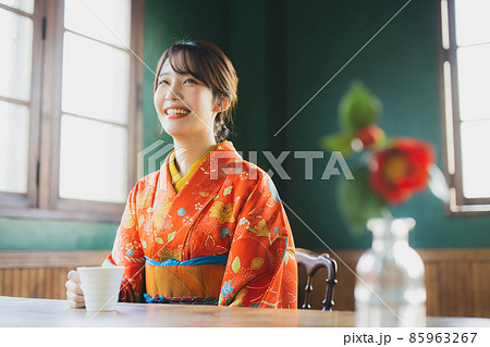 カフェの着物の女性 85963267