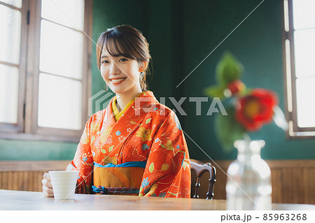 カフェの着物の女性 カフェの着物の女性 85963268