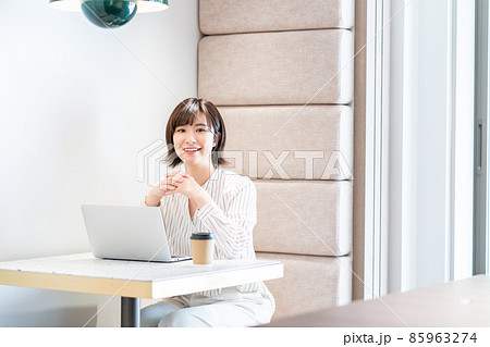 コワーキングスペースで働く女性　撮影協力「＋SHIFT NOGIZAKA」 85963274