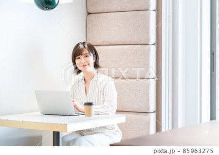 コワーキングスペースで働く女性　撮影協力「＋SHIFT NOGIZAKA」 85963275