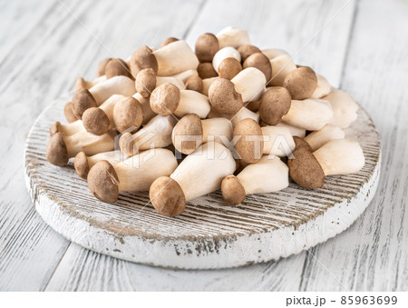 Raw king oyster mushrooms Raw king oyster mushrooms 85963699