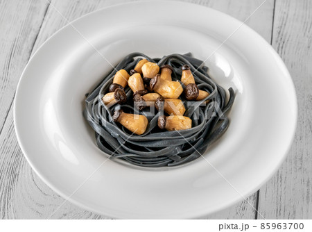 Black pasta with baby mushrooms 85963700