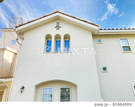 コロニアル風の三連窓のある住宅 85964009