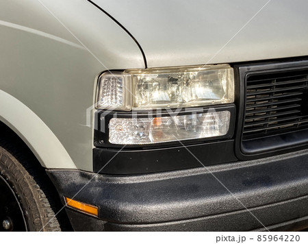 アメリカン・ミニバンのヘッドライト 85964220