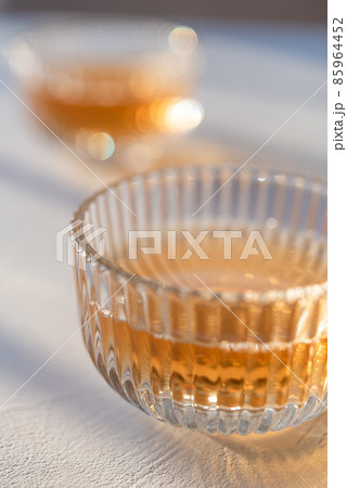 2つ並んだガラスのティーカップ 紅茶 85964452