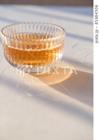 ガラスのティーカップ1つ 紅茶 85964506