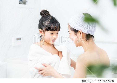 お風呂上がりに娘を拭く母親 85964576