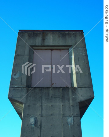 坂川放水路神明樋門の水門の管理棟と冬の青空 坂川放水路神明樋門の水門の管理棟と冬の青空 85964805