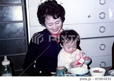 昭和50年代 母親の膝で人形遊びをする赤ちゃん 昭和50年代 母親の膝で人形遊びをする赤ちゃん 85964830
