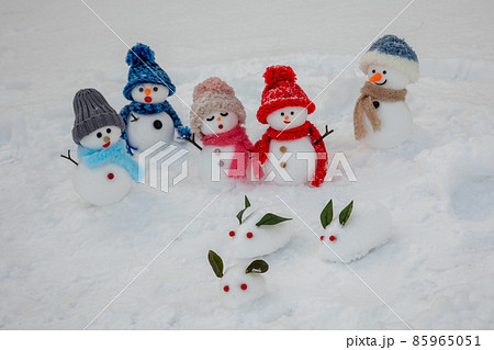 雪うさぎを見つけた雪だるまたち 雪うさぎを見つけた雪だるまたち 85965051