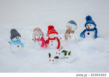雪うさぎを見つけた雪だるまたち 85965069