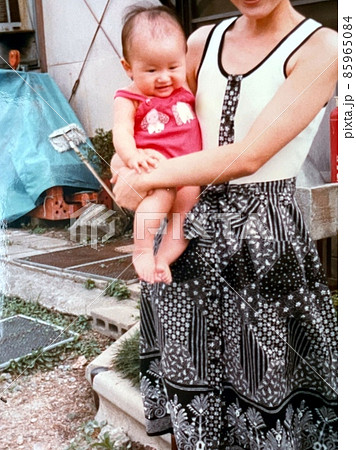 昭和50年代 母親に抱かれている笑顔の赤ちゃん 昭和50年代 母親に抱かれている笑顔の赤ちゃん 85965084