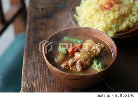 できたてのほんわか湯気の上がるチキンカレー 85965140