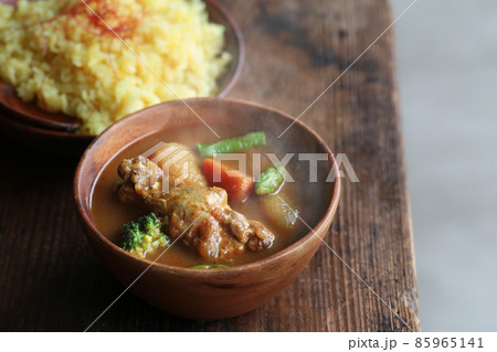 できたてのほんわか湯気の上がるチキンカレー 85965141