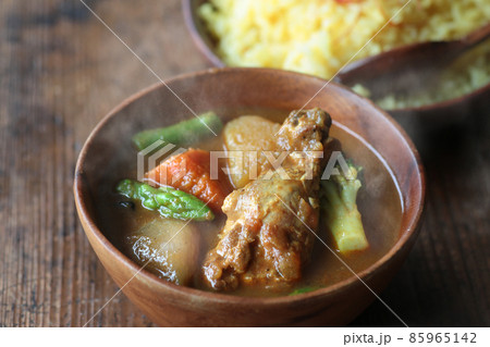 できたてのほんわか湯気の上がるチキンカレー できたてのほんわか湯気の上がるチキンカレー 85965142