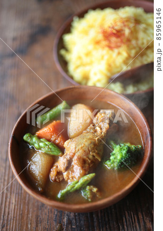 できたてのほんわか湯気の上がるチキンカレー 85965146