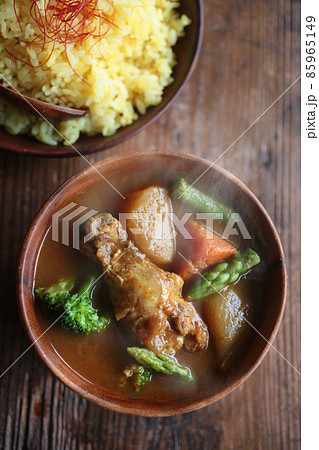 できたてのほんわか湯気の上がるチキンカレー 85965149