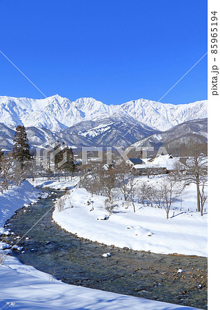 白馬の冬　快晴の大出公園と北アルプス 85965194