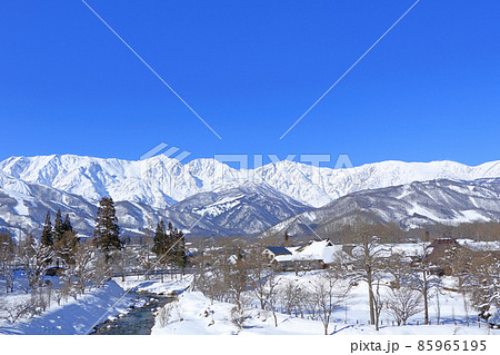 白馬の冬 快晴の大出公園と北アルプス 白馬の冬 快晴の大出公園と北アルプス 85965195