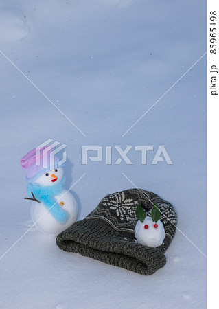 毛糸の帽子と雪うさぎと雪だるま 85965198
