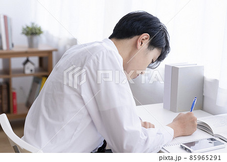 自宅で勉強する高校生 85965291