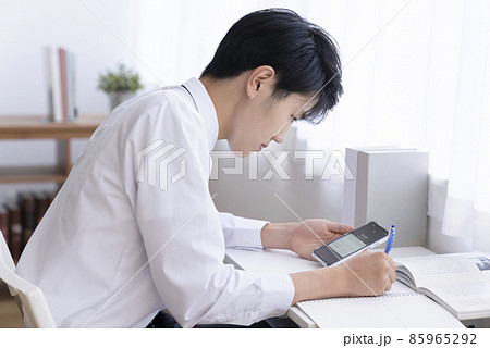 自宅で勉強する高校生 85965292