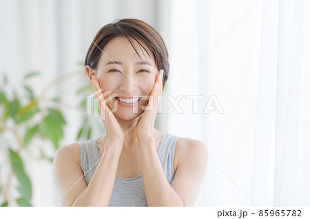 30代女性　ビューティー　正面 85965782